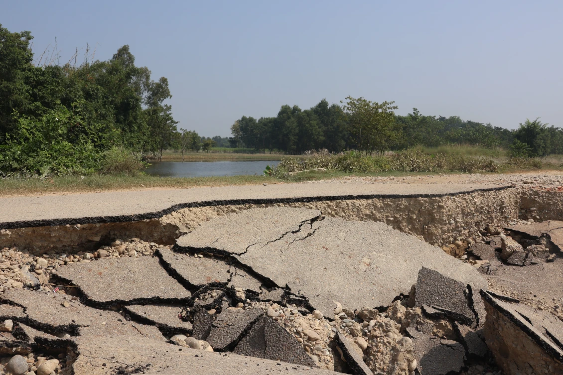 डुबानका कारण क्षतिग्रस्त सडक 