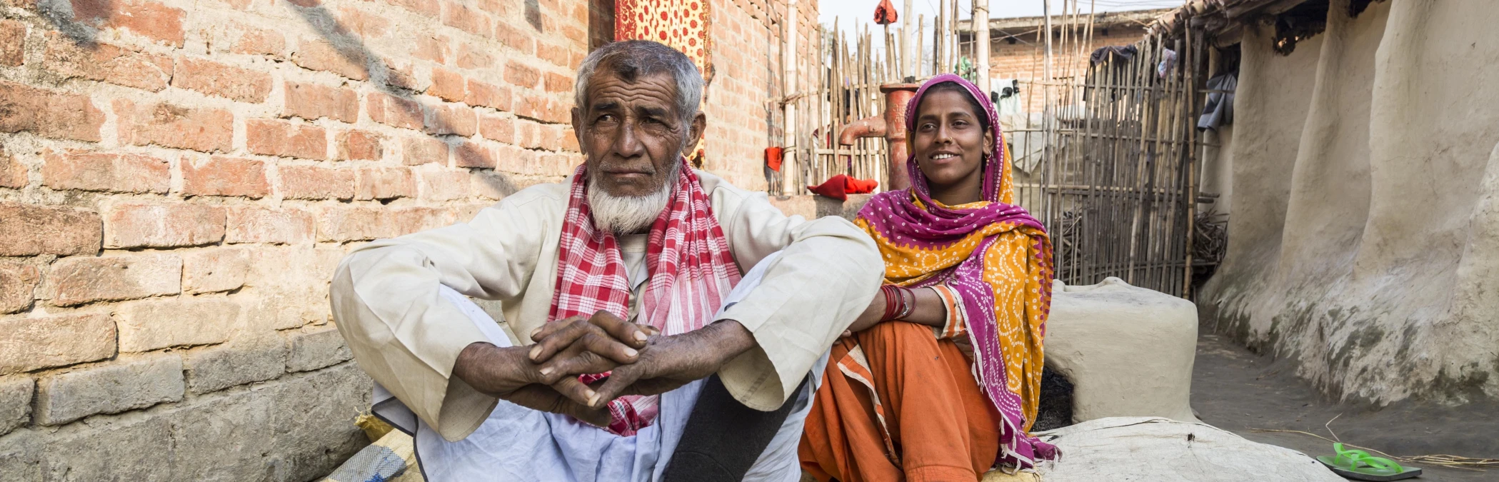 “आत्मविश्वासी बन्न र स्वतन्त्र जीवनका लागि शिक्षा एकदमै आवश्यक छ । मेरी छोरी पढ्न सिक्दै छिन् भने म किन खुशी नहुनु र ?अख्लिमाका पिता भन्छन् ।”