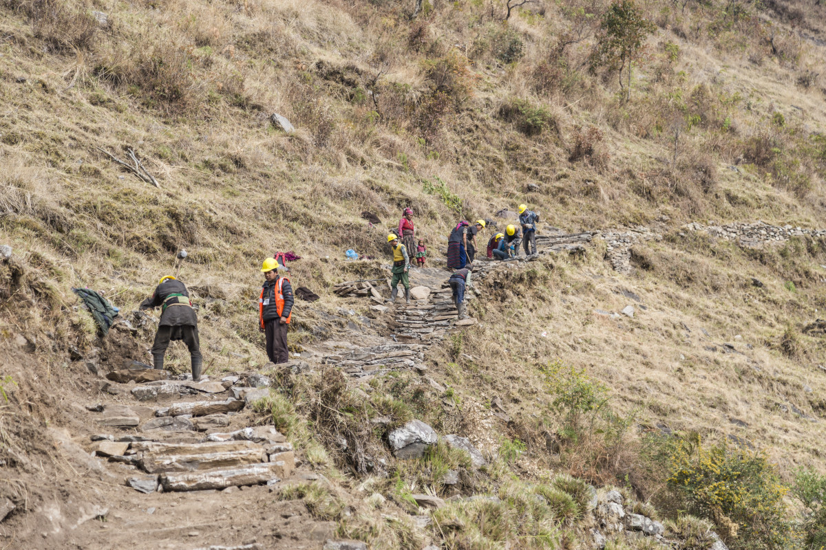 125 kilometres of reconstructed trails and 3,900 families supported in Nepal. What does it look like through 360° videos and drone?