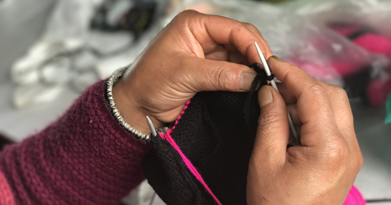 बुनाईको व्यवसाय: आफ्नो परिवारलाई न्यानो राख्दै,पैसा कमाउँदै नेपाली महिला