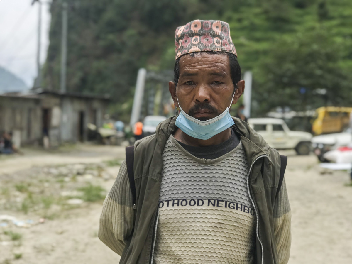 नेपाल: “म मेरा साथीहरू सम्म पुग्नु भन्दा पहिले पहिरोले मलाई बगाई दियो ।”