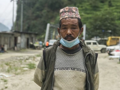 नेपाल: “म मेरा साथीहरू सम्म पुग्नु भन्दा पहिले पहिरोले मलाई बगाई दियो ।”